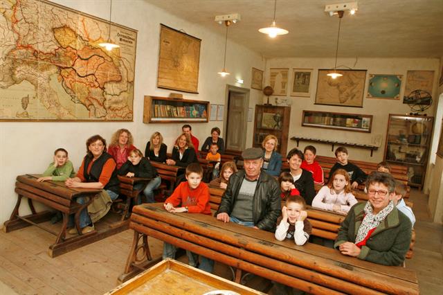 eine Gruppe von Menschen sitzt in dem Klassenzimmer der Michelstettner Schule