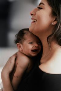lachende Mutter mit Baby